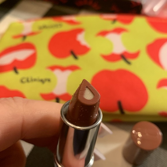 NIP Clinique Makeup Bag with full size lipstick - Picture 5 of 11